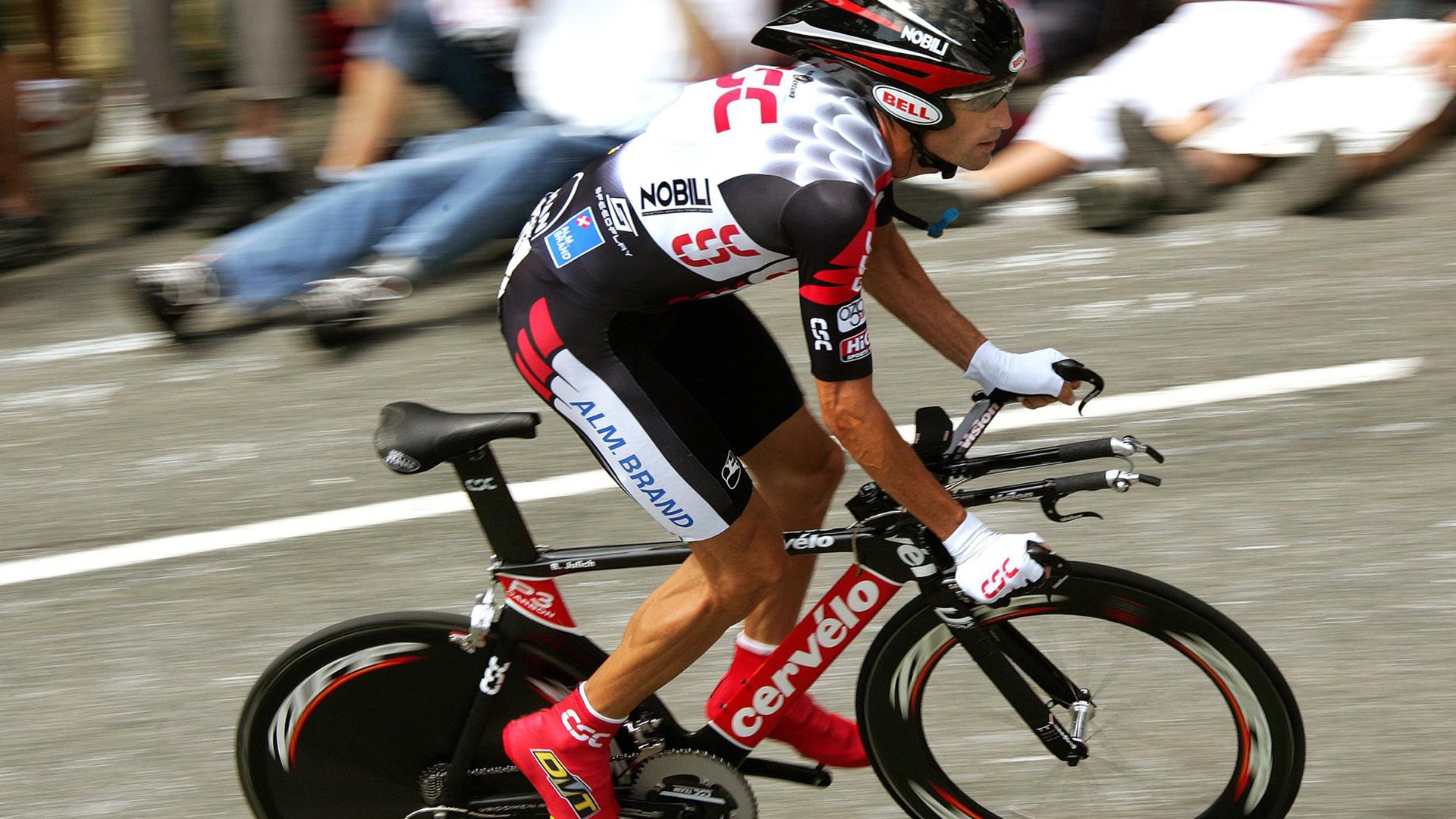 马术绕桶赛 极速转弯与加速展现西部马术魅力